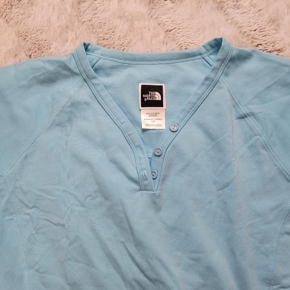 ✨️CL Vtg North Face Blue Short Sleeve V Neck Button Accent Vaporwick Top Size S - Picture 7 of 12
